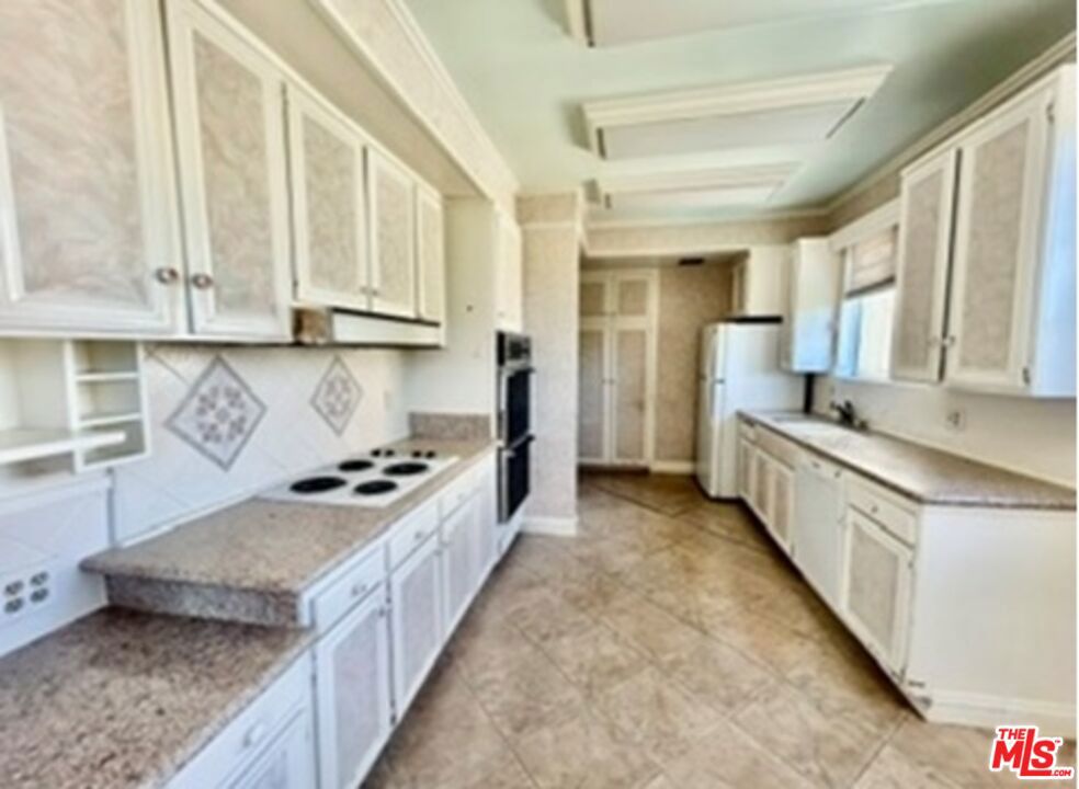 4949 Genesta Avenue 409 Property Photo 8