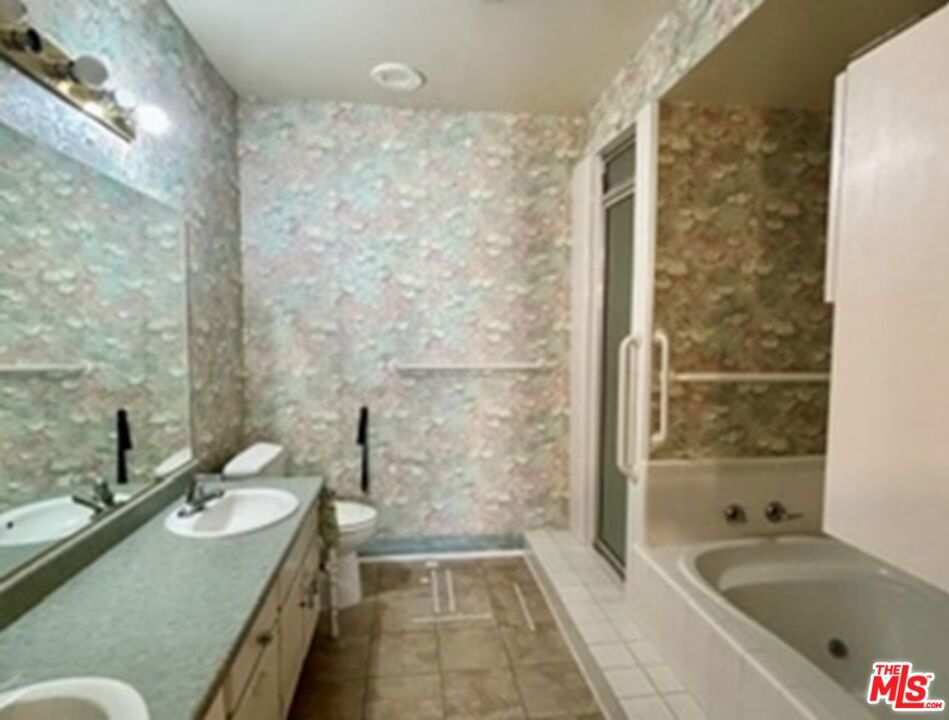 4949 Genesta Avenue 409 Property Photo 12