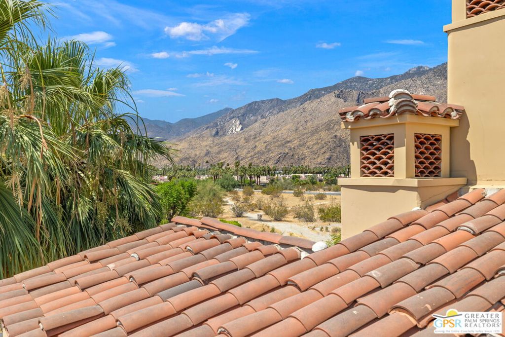 1015 Villorrio Drive S Property Photo 8