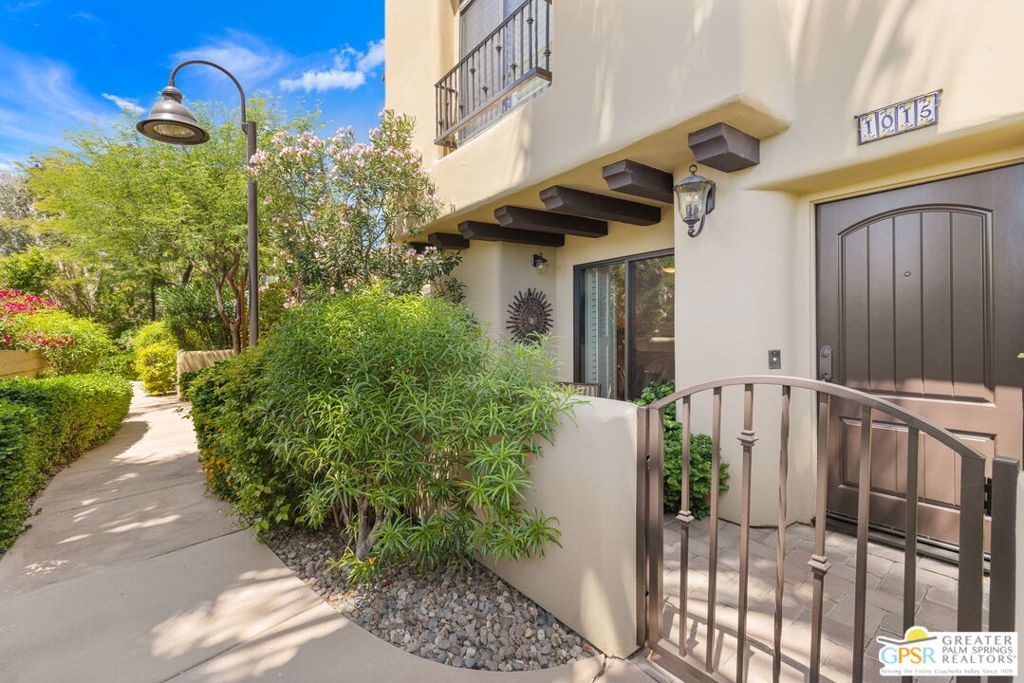 1015 Villorrio Drive S Property Photo 12