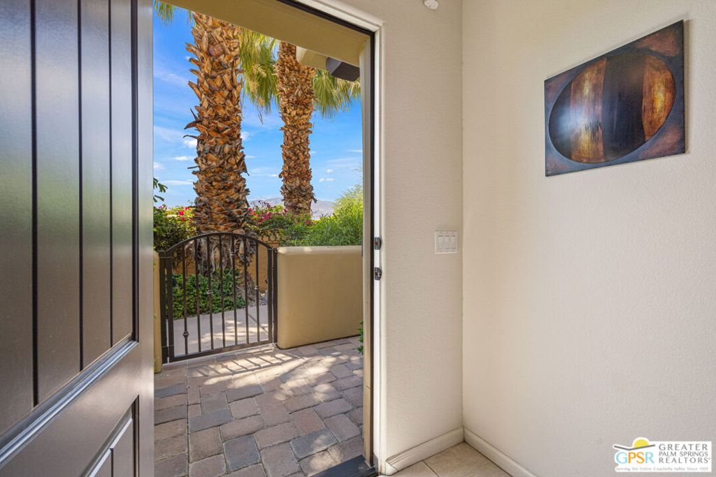 1015 Villorrio Drive S Property Photo 14