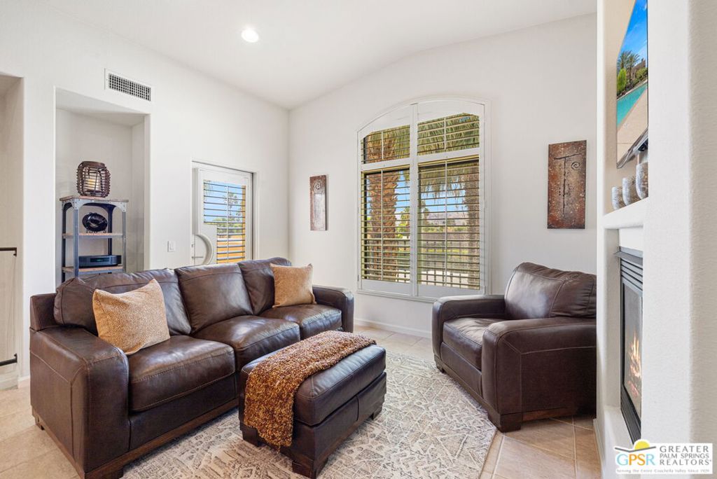 1015 Villorrio Drive S Property Photo 18
