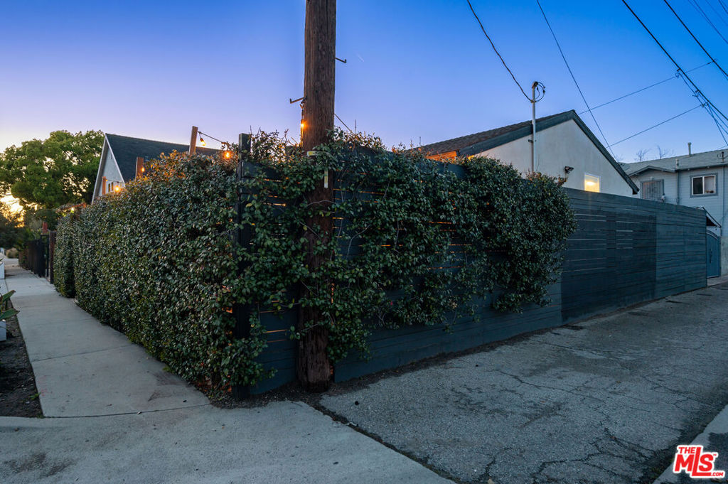 1747 W 30th Street Property Photo 33