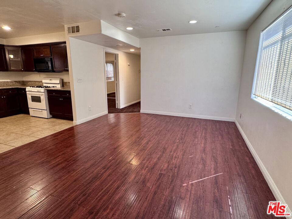 10218 S San Pedro Street Property Photo 2