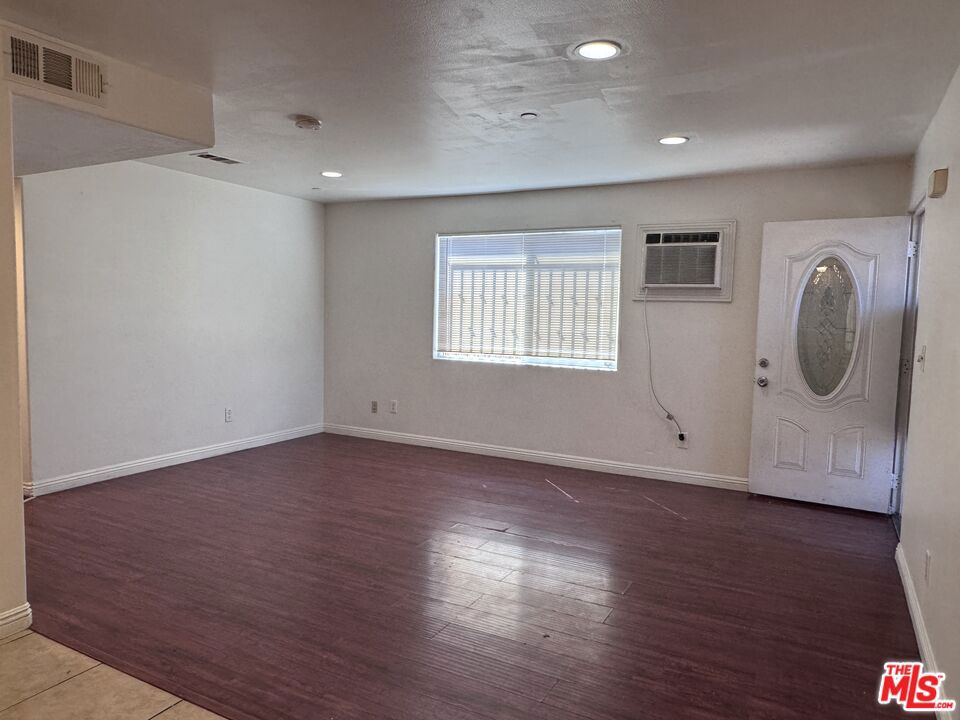 10218 S San Pedro Street Property Photo 4
