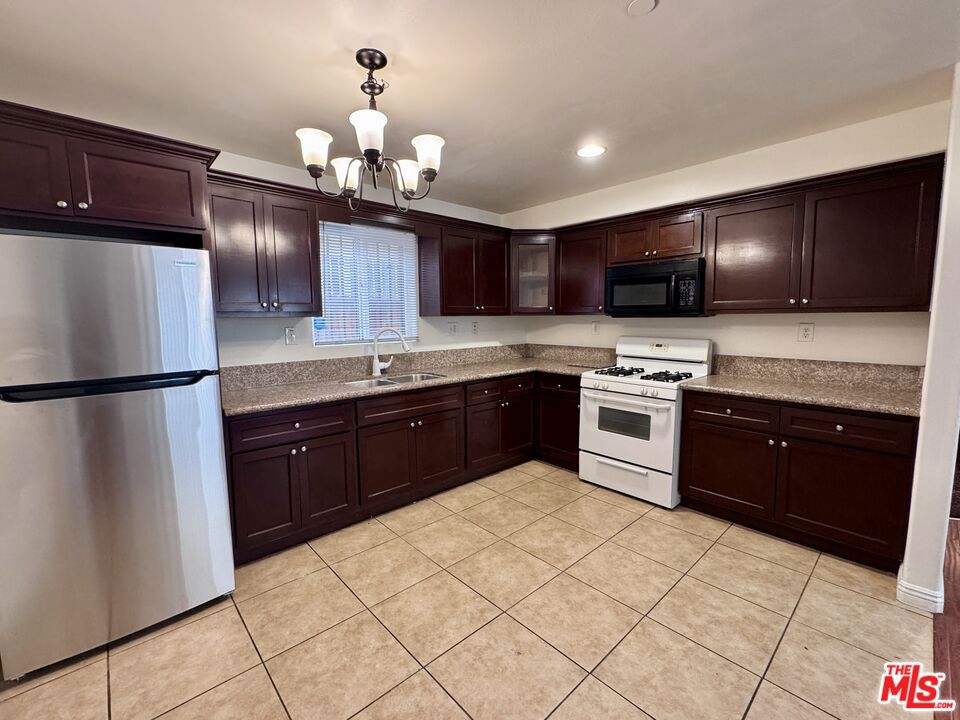10218 S San Pedro Street Property Photo 5