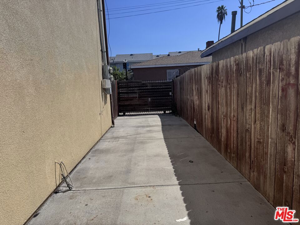 10218 S San Pedro Street Property Photo 13
