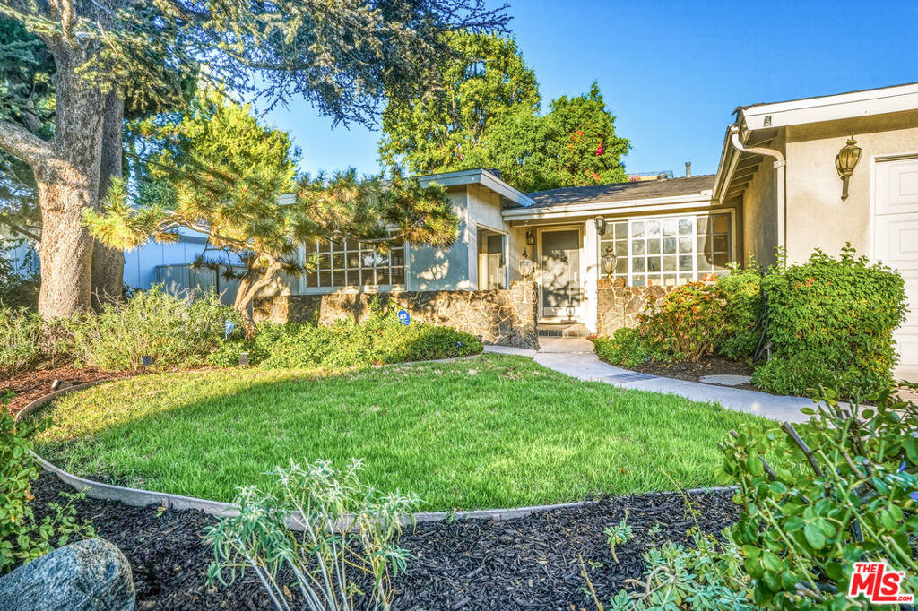 5518 Saloma Avenue Property Photo 1
