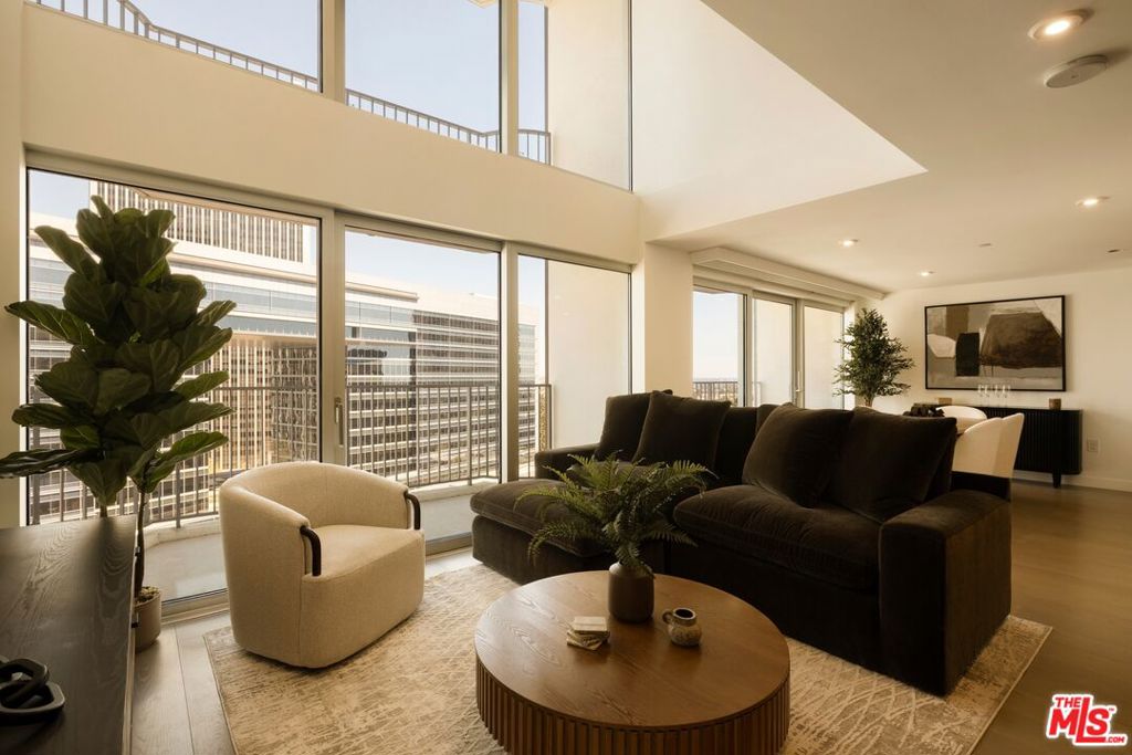 2025 Avenue Of The Stars 1412 Property Photo 3