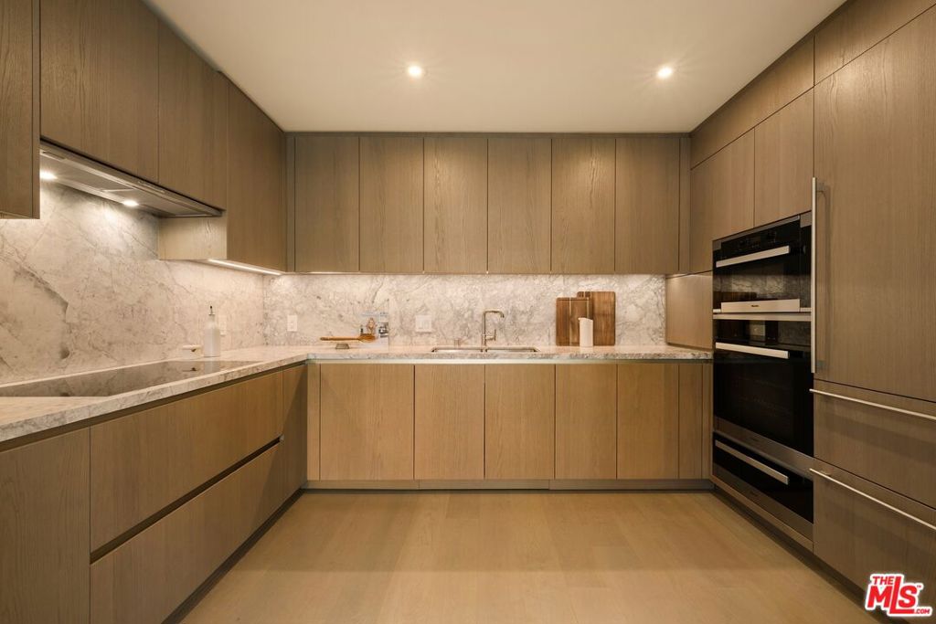 2025 Avenue Of The Stars 1412 Property Photo 5