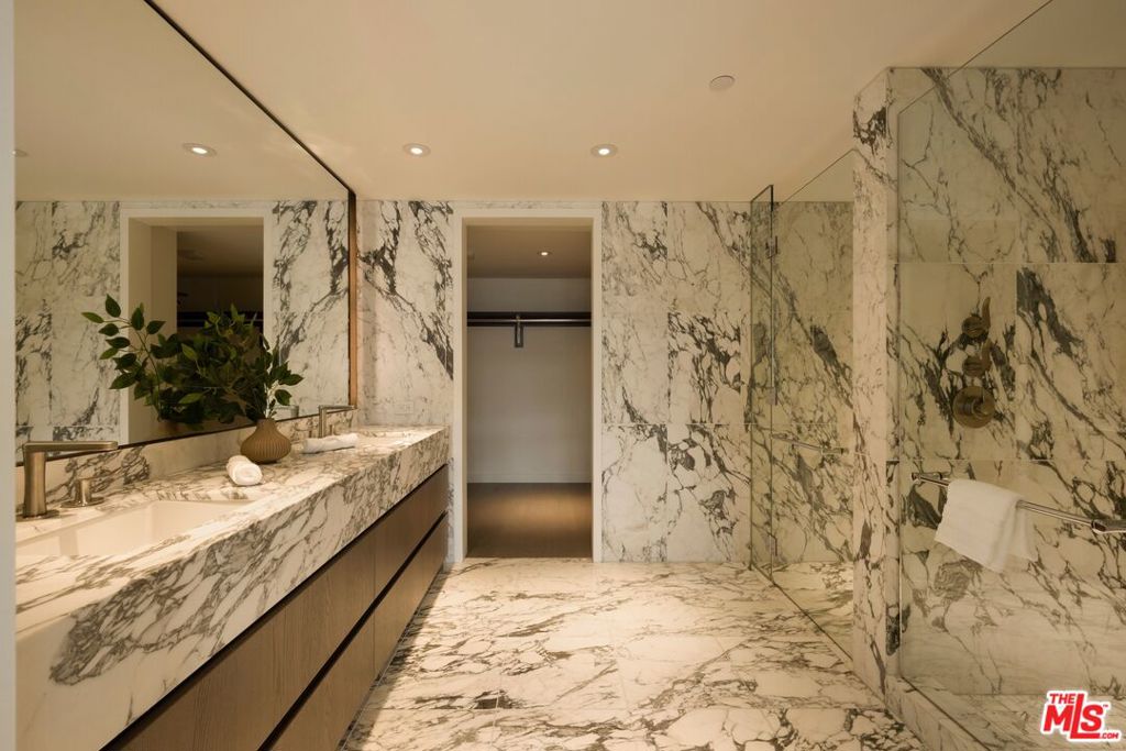 2025 Avenue Of The Stars 1412 Property Photo 9