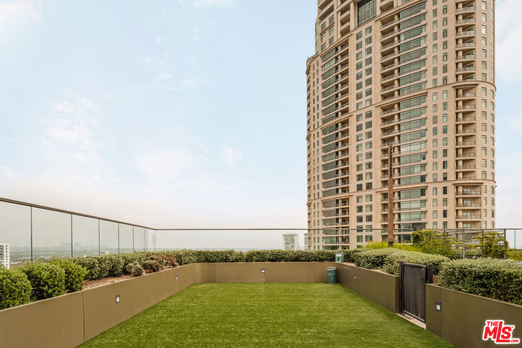 2025 Avenue Of The Stars 1412 Property Photo 18