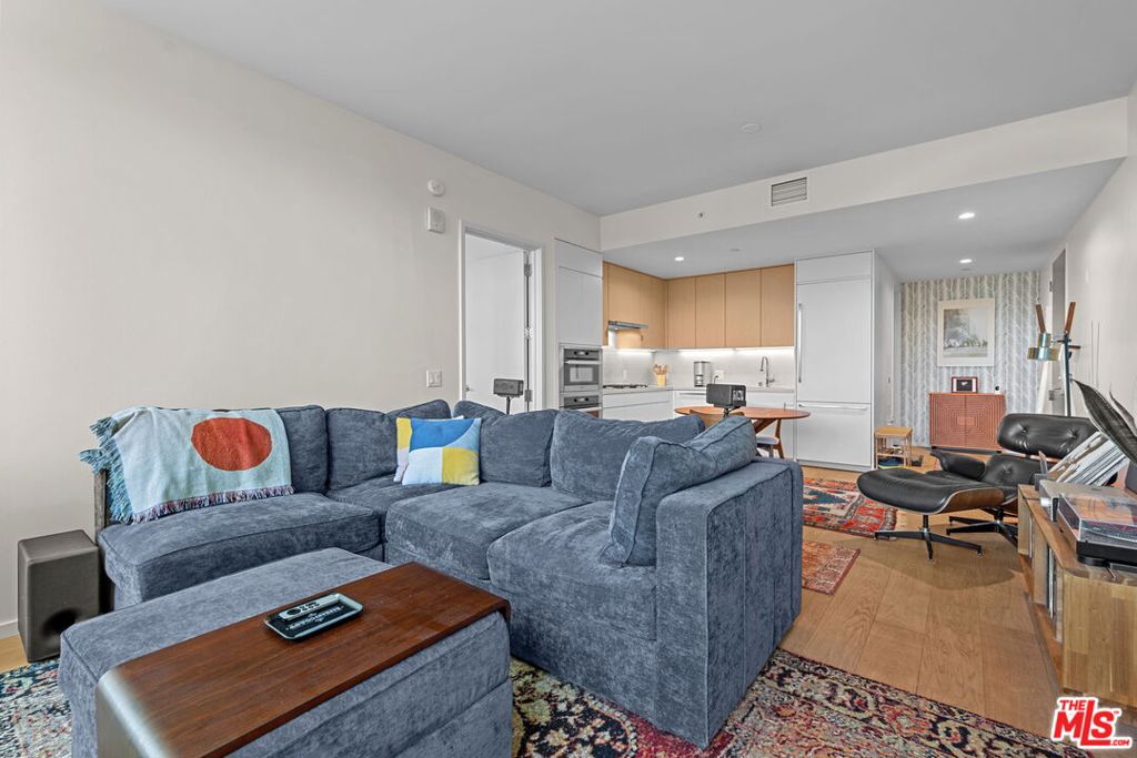 877 Francisco Street 1112 Property Photo 3