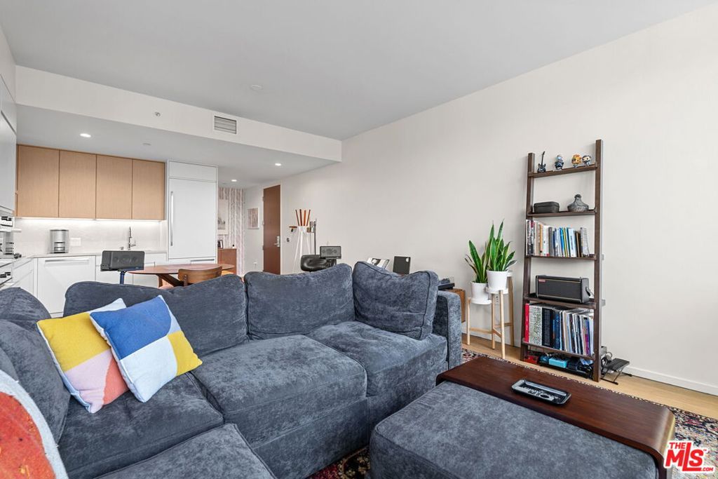 877 Francisco Street 1112 Property Photo 4