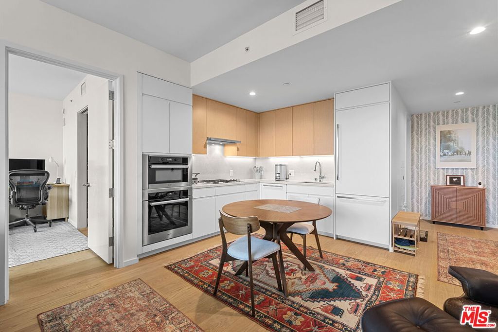 877 Francisco Street 1112 Property Photo 6