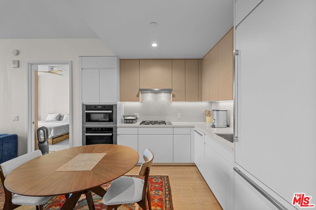 877 Francisco Street 1112 Property Photo 7