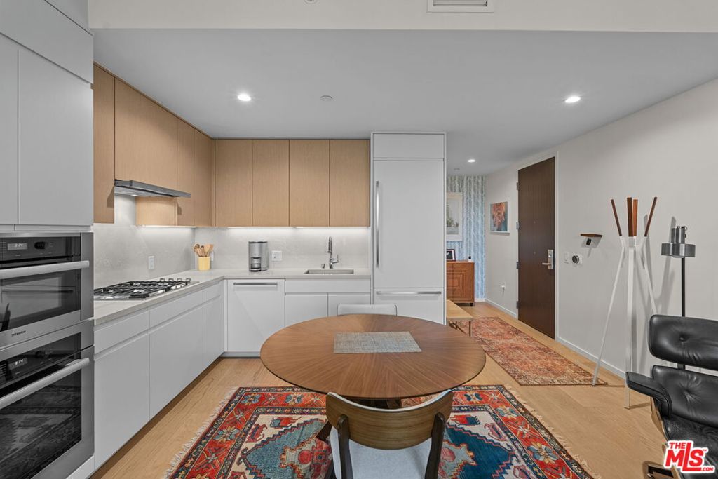 877 Francisco Street 1112 Property Photo 9