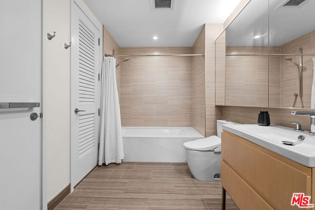 877 Francisco Street 1112 Property Photo 16