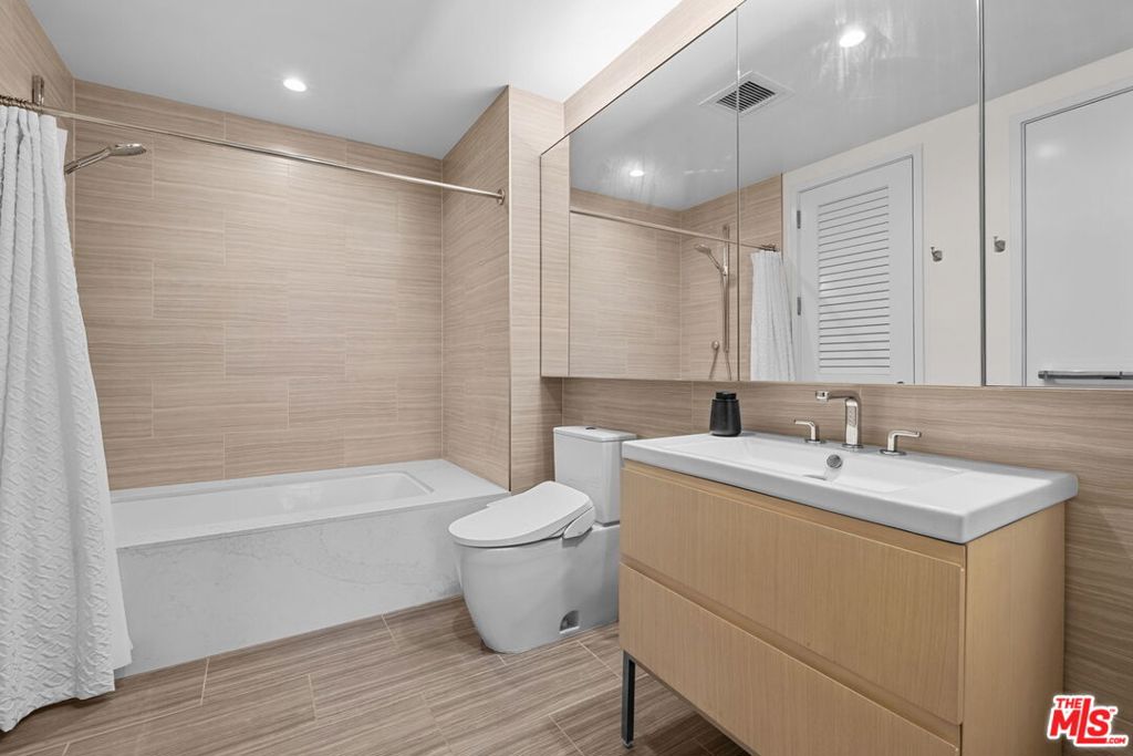 877 Francisco Street 1112 Property Photo 17