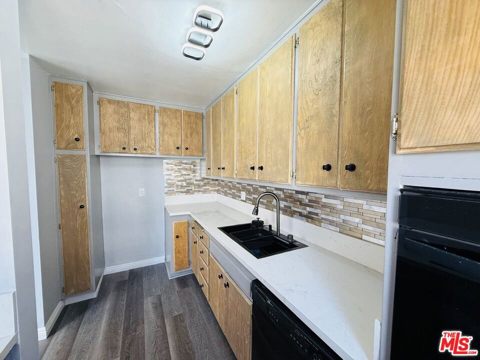 360 S Kenmore Avenue 305 Property Photo 18