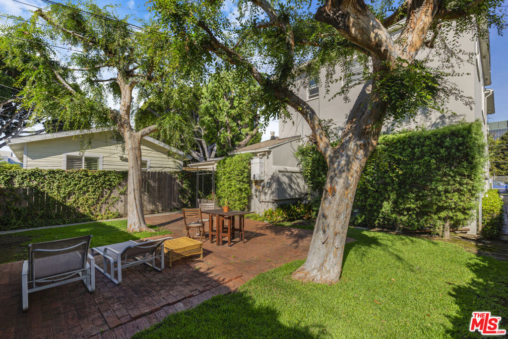 2440 Arizona Avenue Property Photo 4