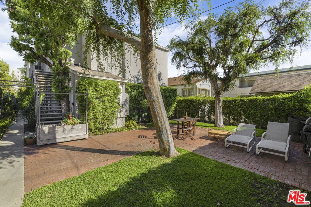 2440 Arizona Avenue Property Photo 5