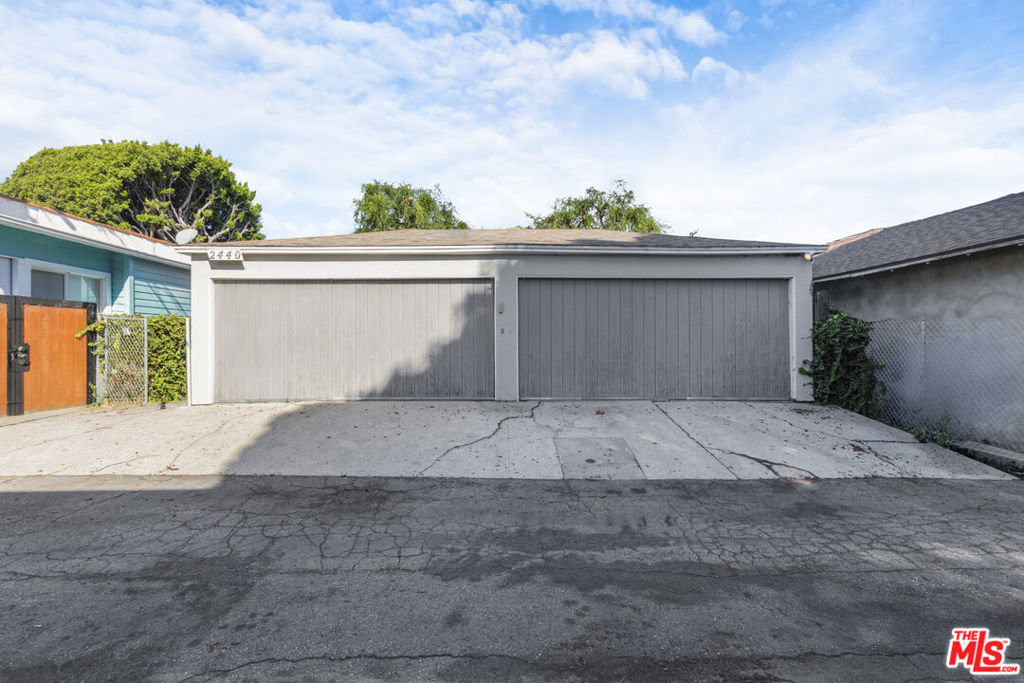 2440 Arizona Avenue Property Photo 6