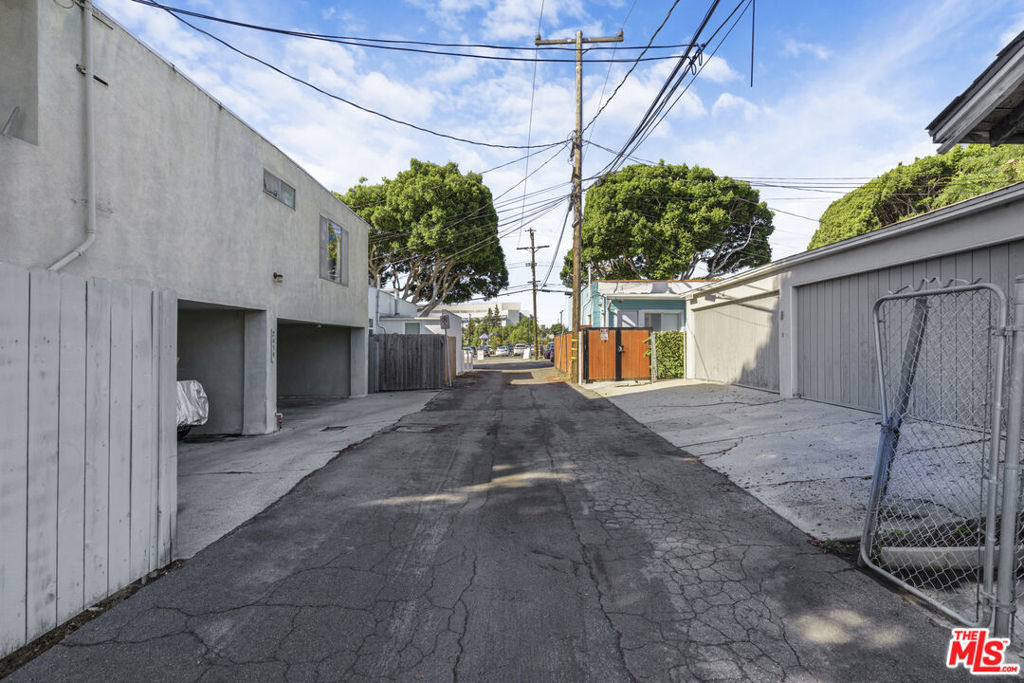 2440 Arizona Avenue Property Photo 7