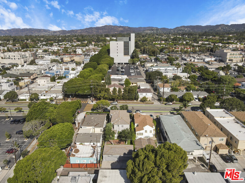 2440 Arizona Avenue Property Photo 11