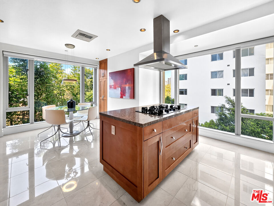 10727 Wilshire Boulevard 404 Property Photo 19