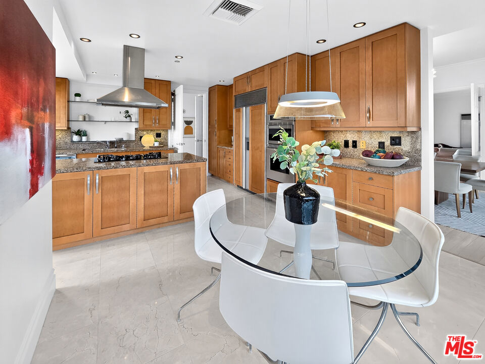 10727 Wilshire Boulevard 404 Property Photo 24