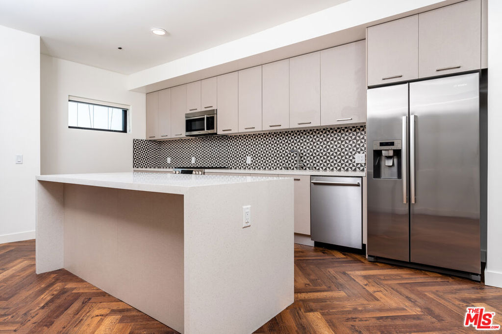 1250 N Fairfax Avenue 215 Property Photo 2