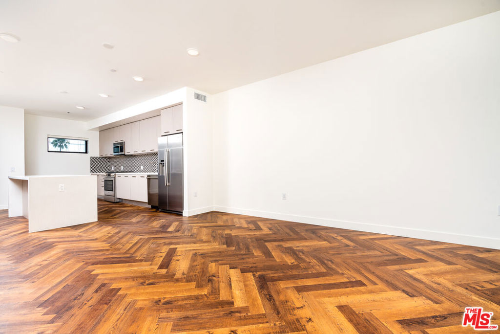 1250 N Fairfax Avenue 215 Property Photo 6