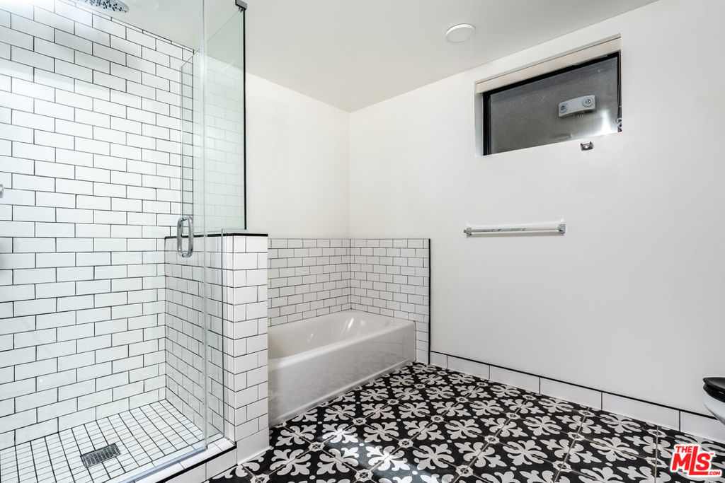 1250 N Fairfax Avenue 215 Property Photo 19