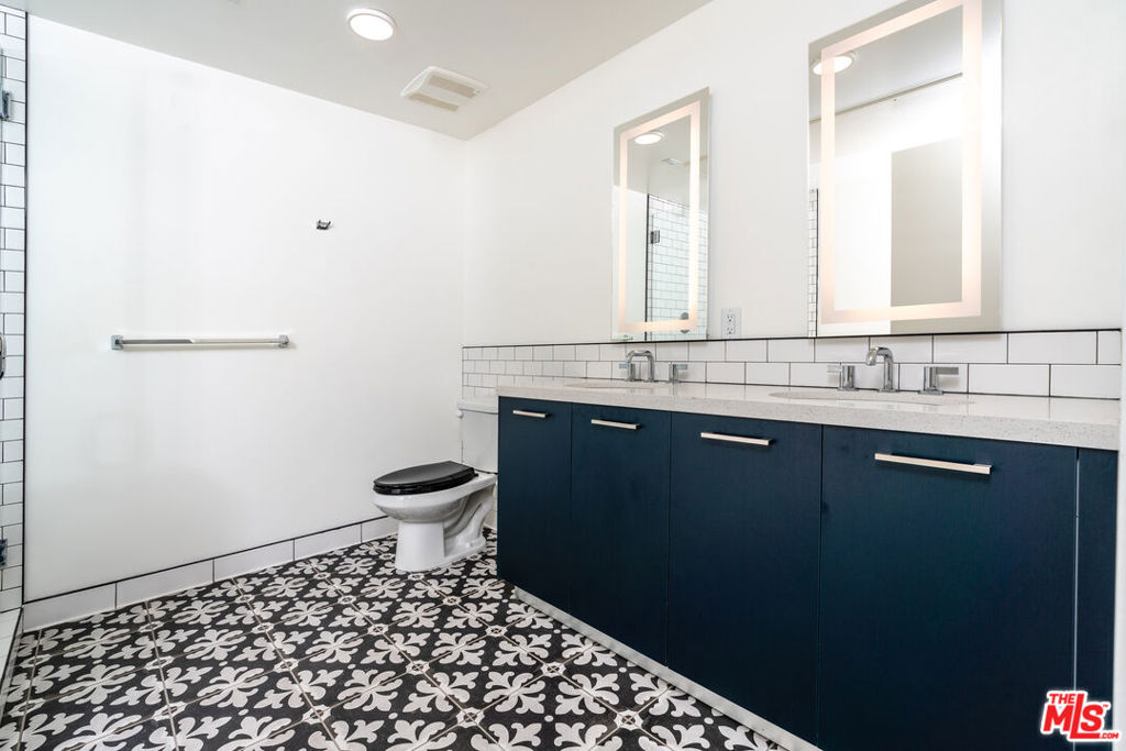 1250 N Fairfax Avenue 215 Property Photo 23