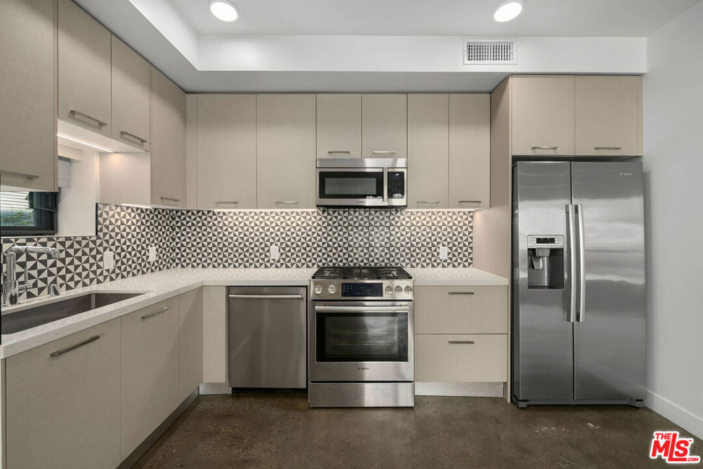 1250 N Fairfax Avenue 204 Property Photo 2