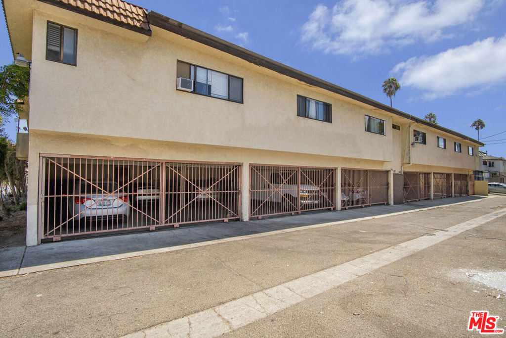 7061 Whitsett Avenue Property Photo 6