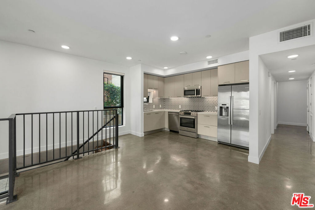 1250 N Fairfax Avenue 206 Property Photo 1