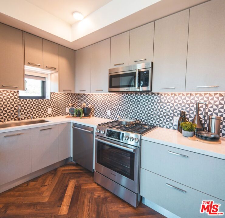1250 N Fairfax Avenue 316 Property Photo 4