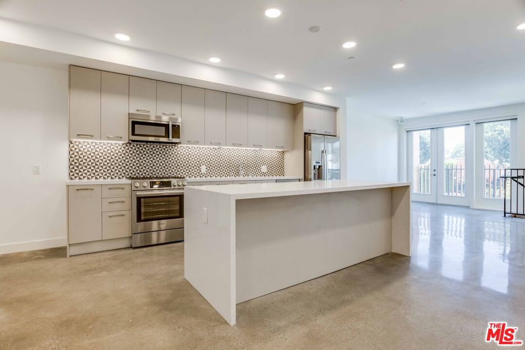 1250 N Fairfax Avenue 504 Property Photo 1