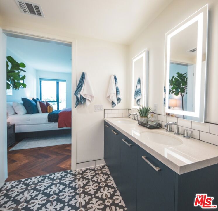 1250 N Fairfax Avenue 505 Property Photo 6