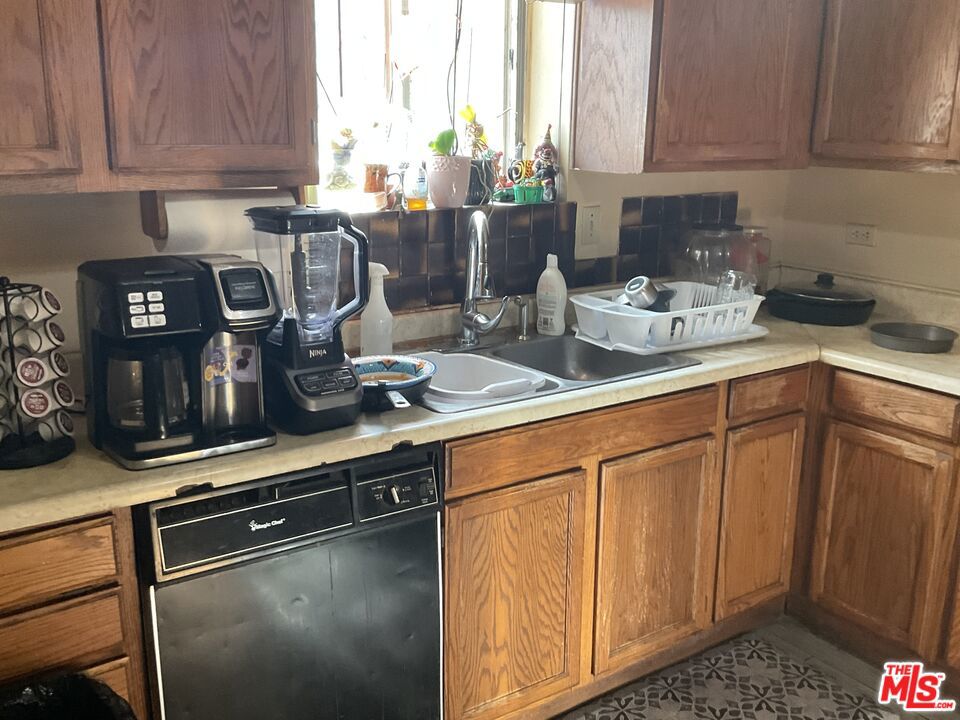 2068 S Hobart Boulevard Property Photo 7