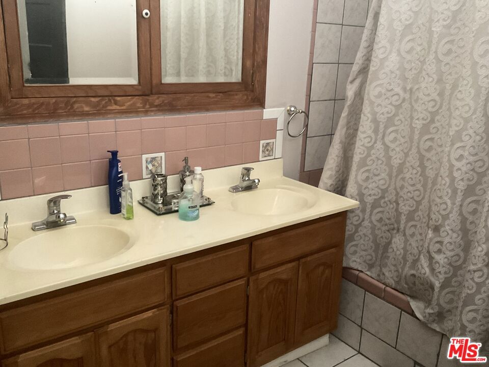 2068 S Hobart Boulevard Property Photo 10