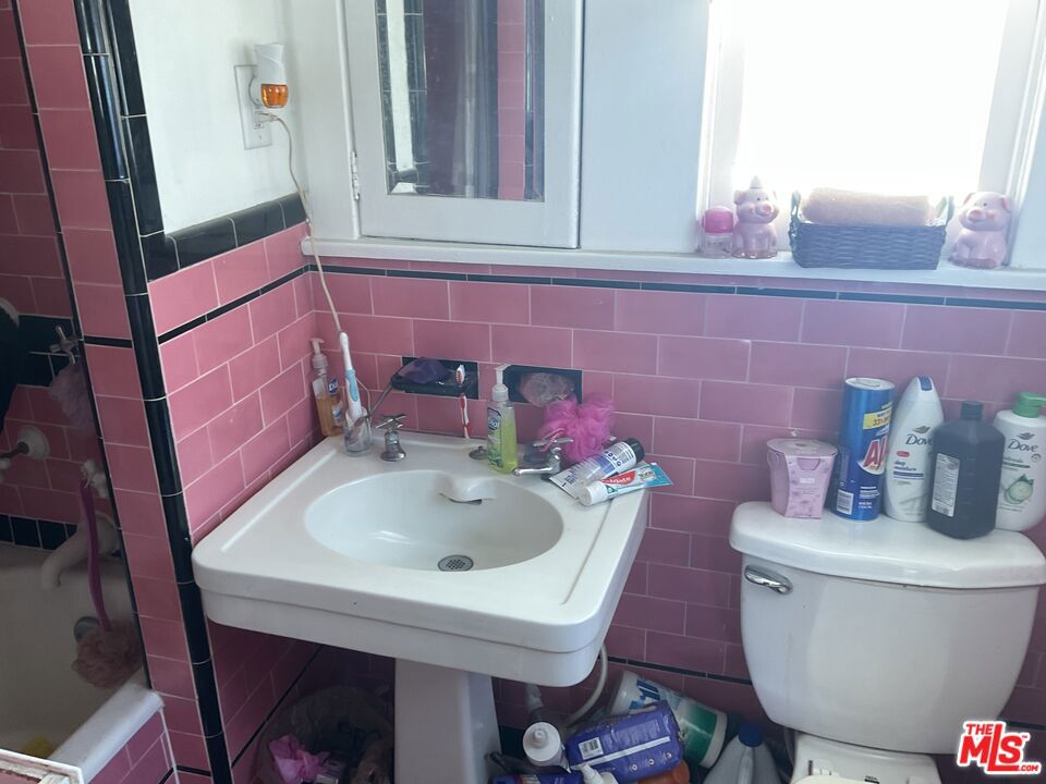 2068 S Hobart Boulevard Property Photo 16
