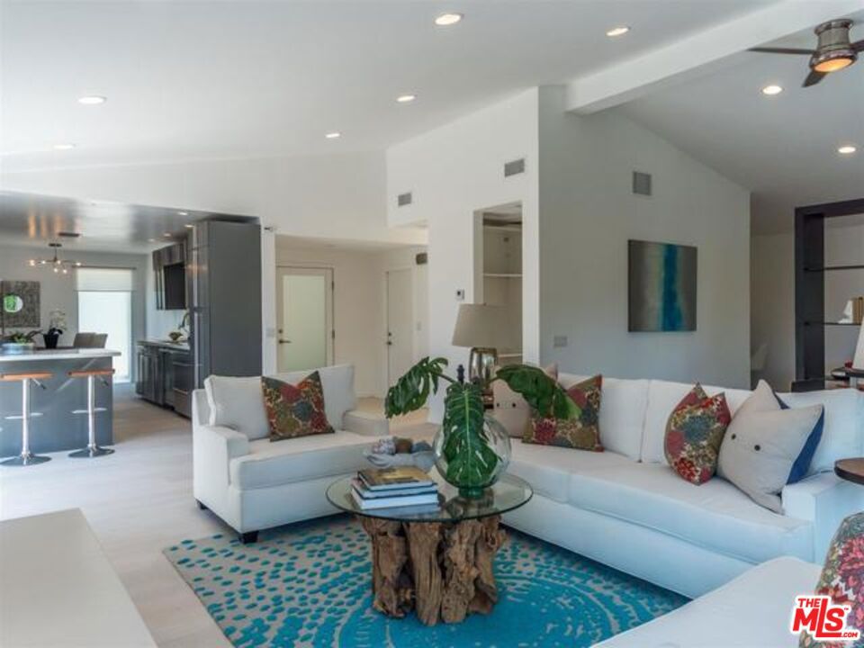 838 N Las Casas Avenue Property Photo 6
