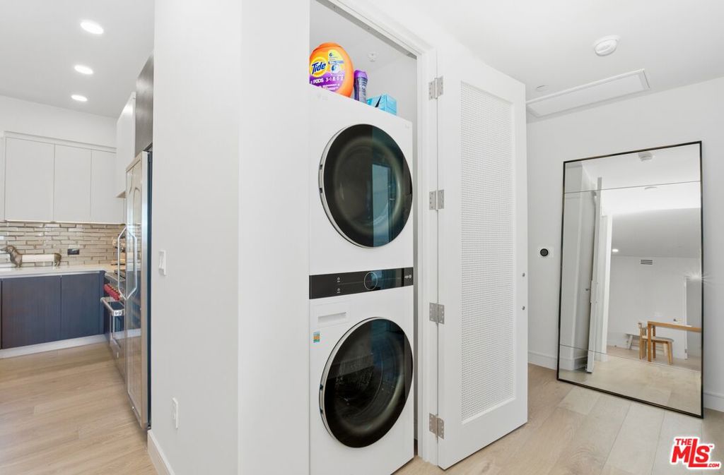 505 S Barrington Avenue 406 Property Photo 12