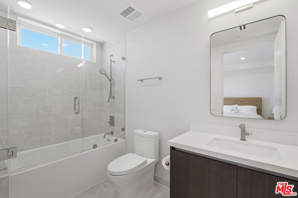 505 S Barrington Avenue 406 Property Photo 19