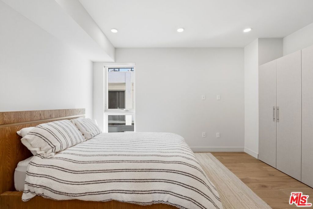 505 S Barrington Avenue 406 Property Photo 21