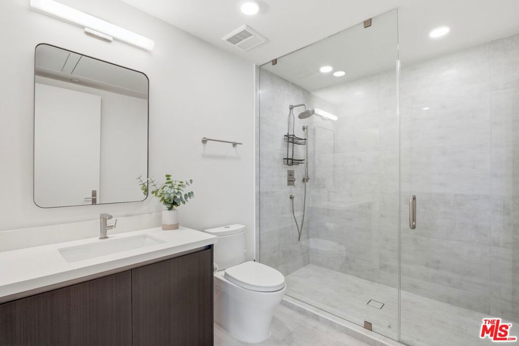 505 S Barrington Avenue 406 Property Photo 22