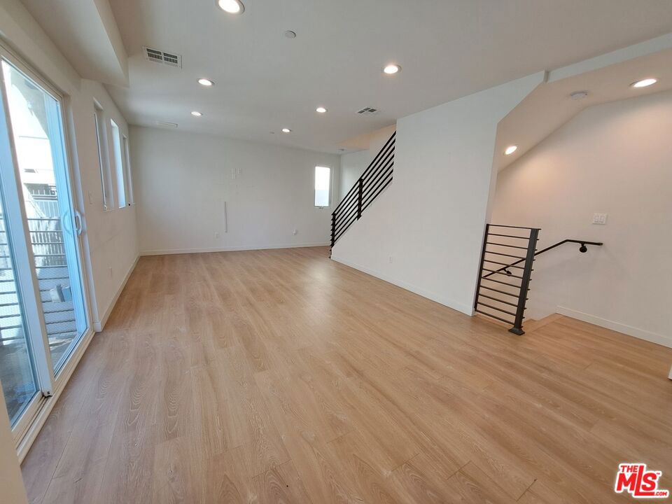 5631 Whitnall Highway Property Photo 9